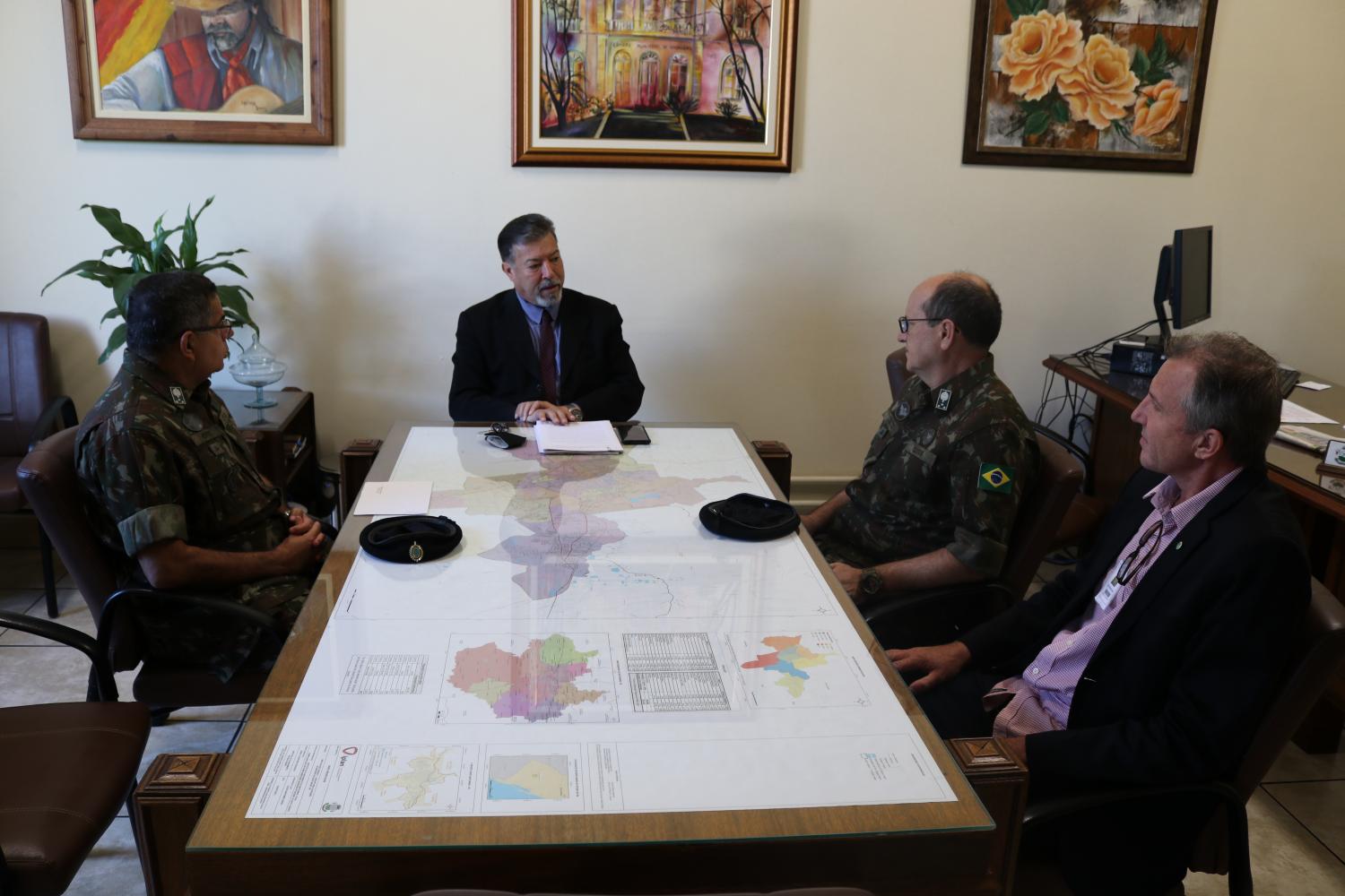 Poder Legislativo recebe a visita do atual e do futuro comandante da 3ª Divisão do Exército